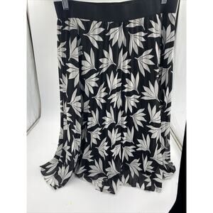 Ann Taylor Black and White Fan Floral Chiffon Pleated Skirt Size M